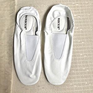 NEW Danzcue Adult White Leather Gymnastic Flat Shoes Size 10 M